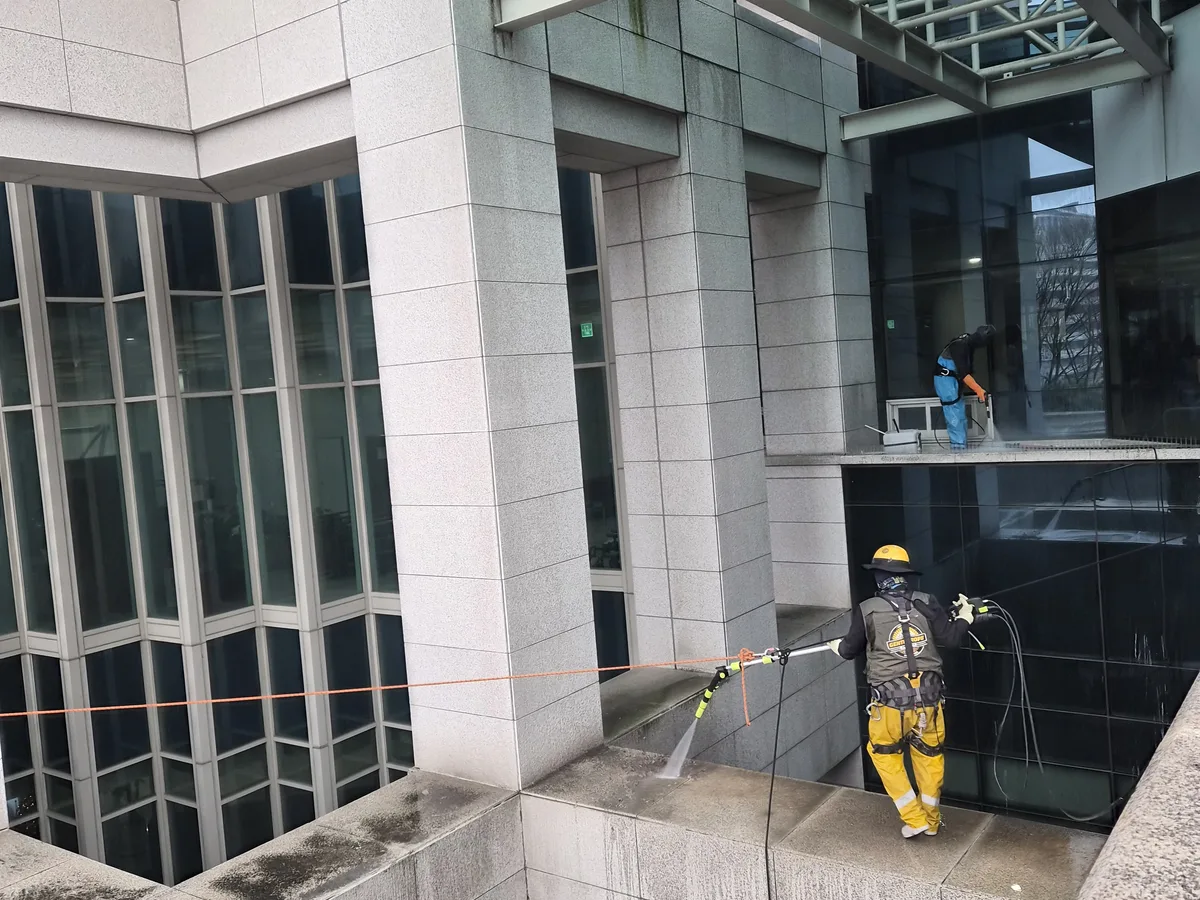 남구 매암동 상가건물 옥상 파라펫 장비 주변 정밀 위생청소 사례 - 행진크린