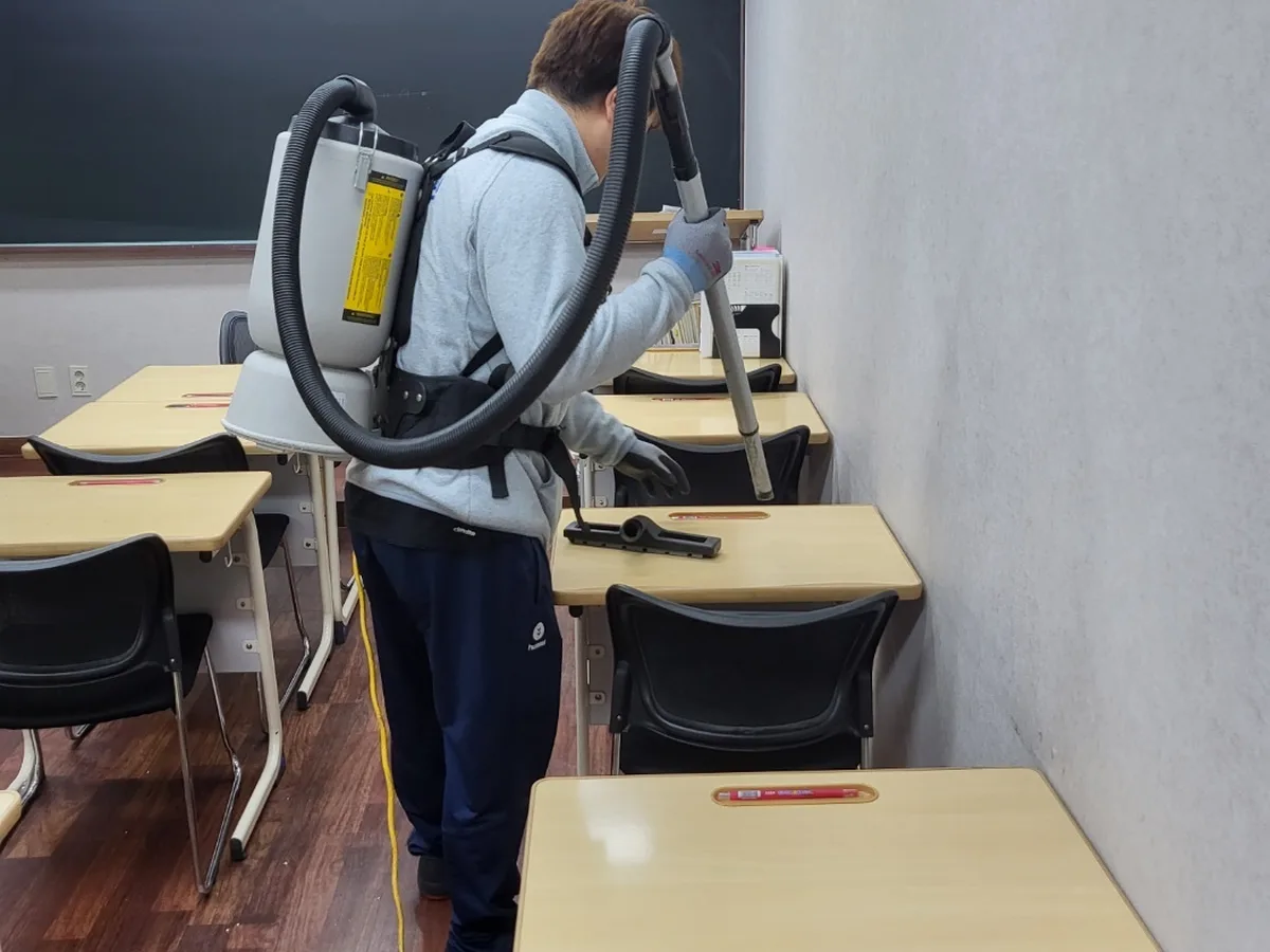중구 성안동 학교 현관·중앙홀 바닥 위생청소 사례 - 행진크린