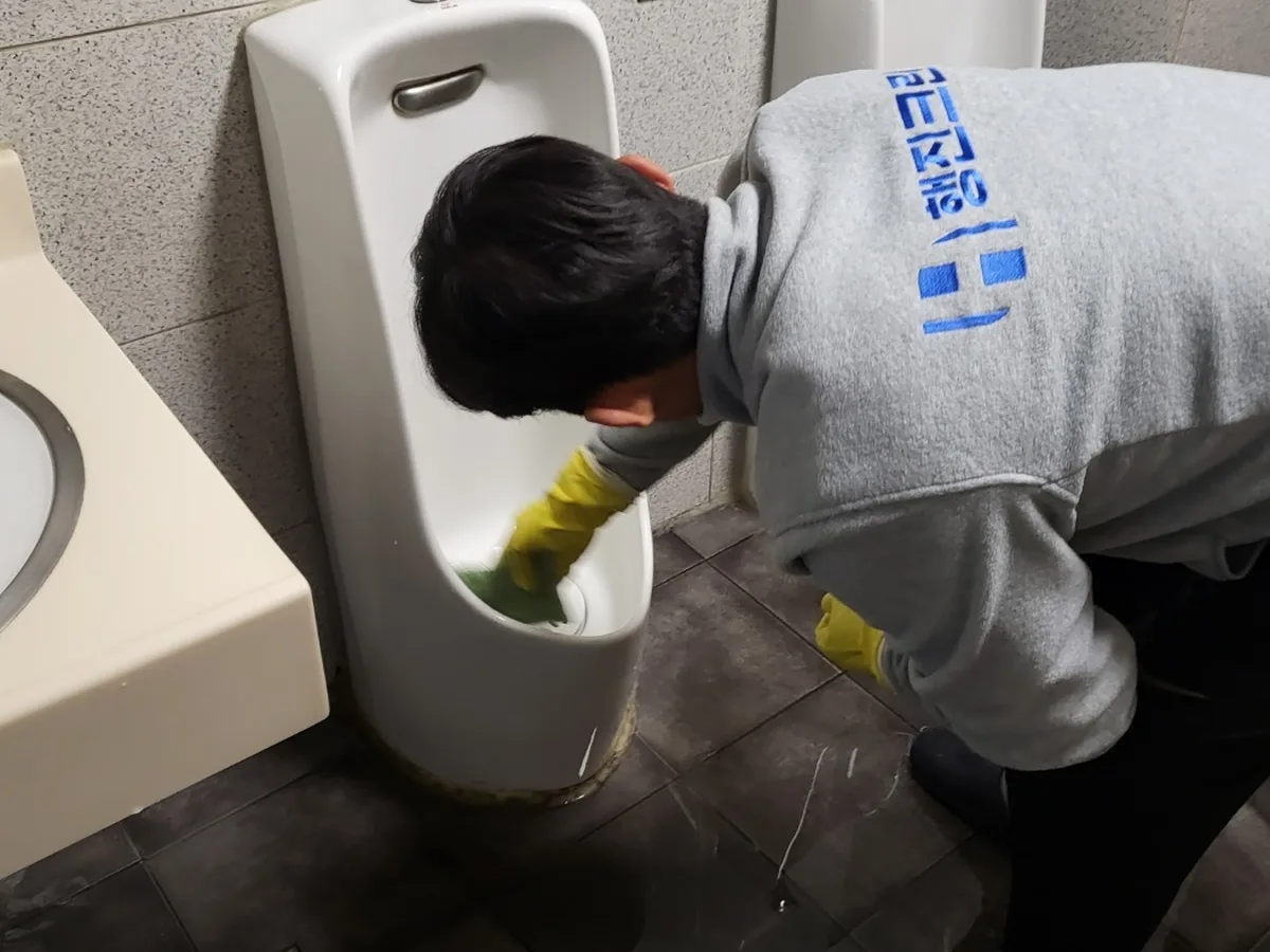 북구 명촌동 사무실 샤워부스 장비 주변 정밀 위생청소 사례 - 행진크린